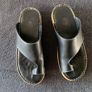Gotsi Leather Sandal